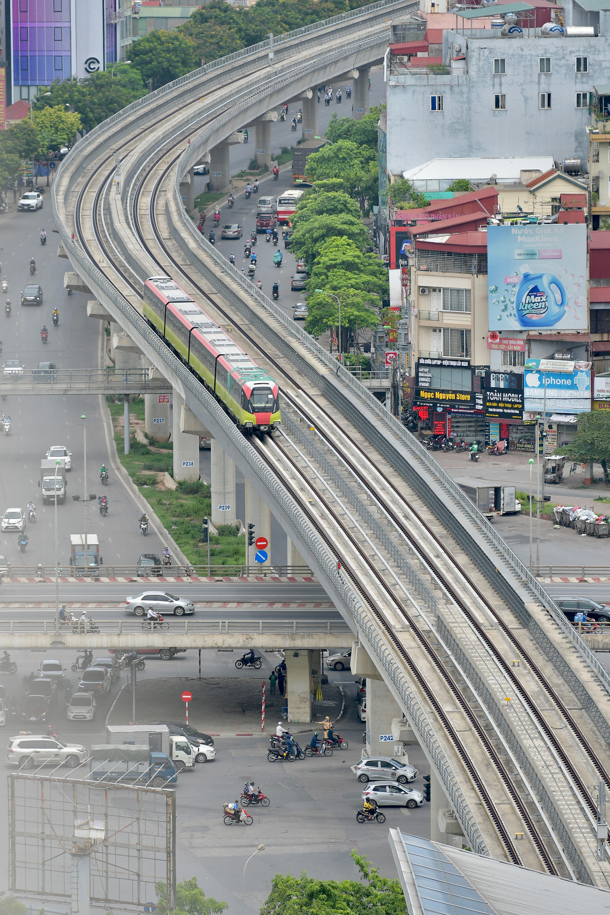 Ngày 23/1, người dân Thủ đô cũng đã lên tham quan nội thất của đoàn tàu tại nhà ga S1 (điểm đầu củ tuyến đường sắt đô thị số 3 nằm trên Quốc lộ 32).