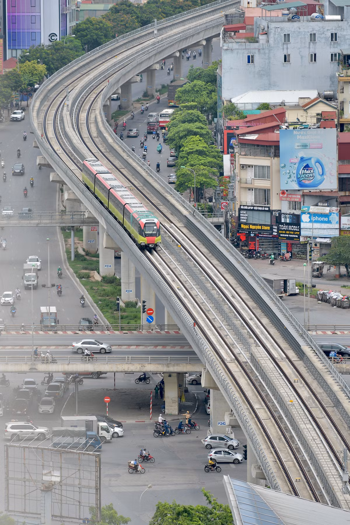 Ngày 23/1, người dân Thủ đô cũng đã lên tham quan nội thất của đoàn tàu tại nhà ga S1 (điểm đầu củ tuyến đường sắt đô thị số 3 nằm trên Quốc lộ 32).