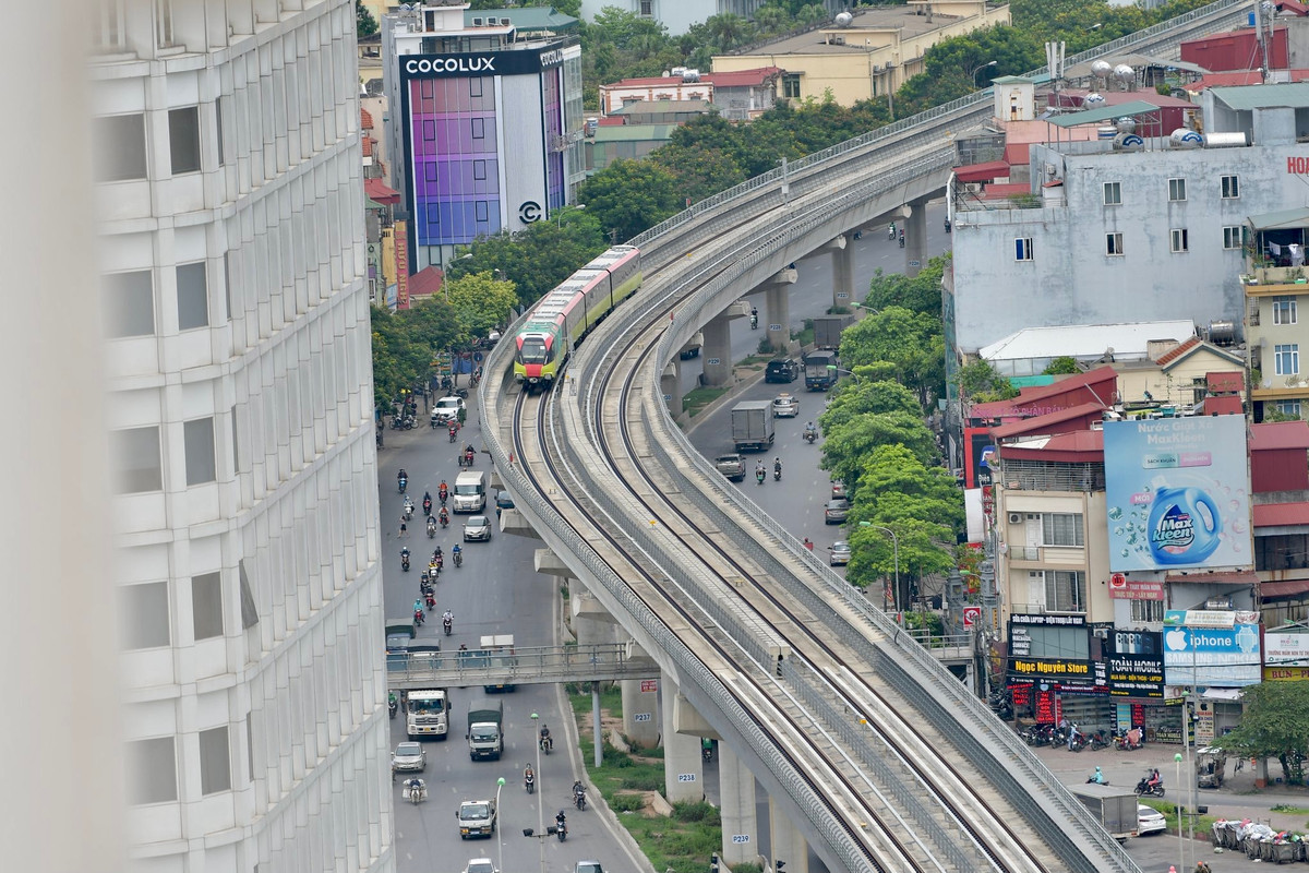 Dự án đường sắt số 3 có 10 đoàn tàu được chế tạo tại Pháp. Ngày 22/1, đoàn tàu đầu tiên của tuyến này đã chạy thử sau 3 tháng về tới Depot.