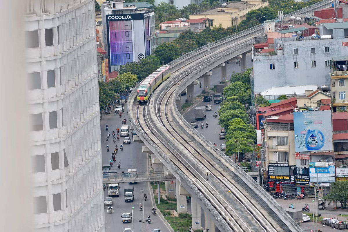 Dự án đường sắt số 3 có 10 đoàn tàu được chế tạo tại Pháp. Ngày 22/1, đoàn tàu đầu tiên của tuyến này đã chạy thử sau 3 tháng về tới Depot.