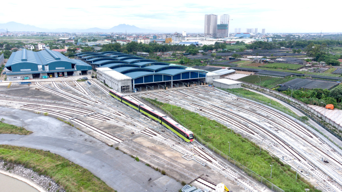 Đúng 9h sáng nay (1/7), đoàn công tác đã tiến hành kiểm tra đoàn tàu. Gần 11h đoàn tàu bắt đầu rời Depot Nhổn.