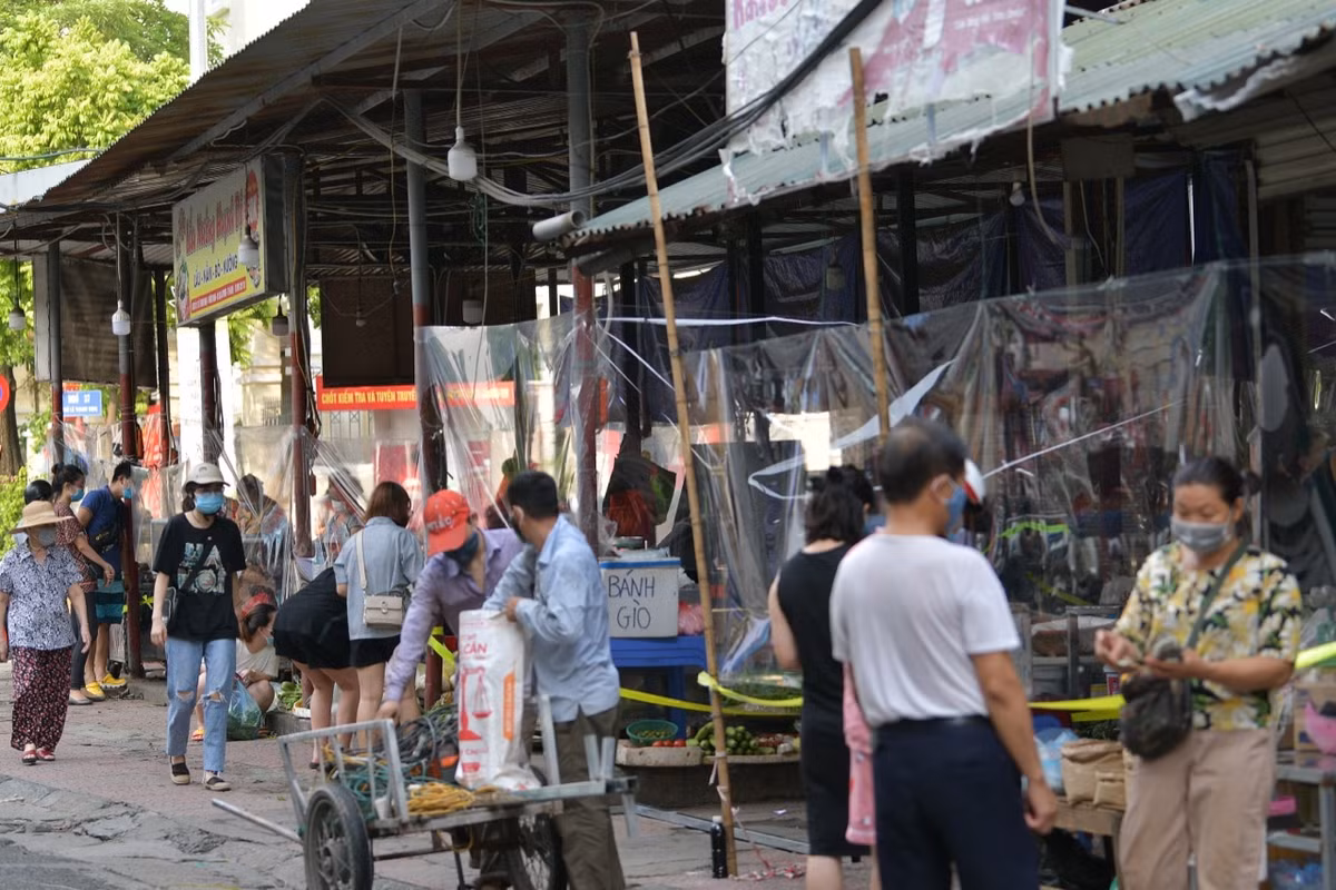 Công tác chuẩn bị để phòng chống dịch COVID-19 tại những chợ này là vấn đề hết sức được quan tâm để người dân được yên tâm mua sắm.