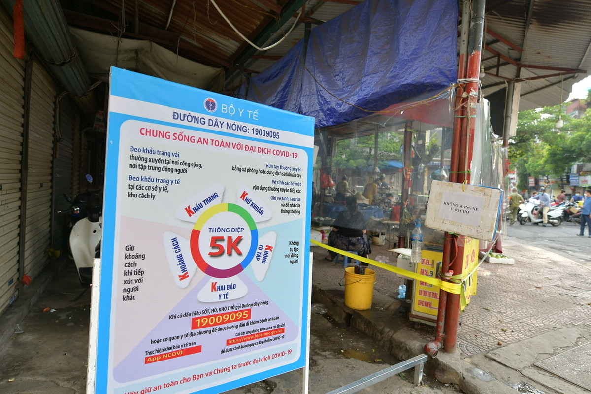 Di cho thoi COVID-19: Mua qua tam chan, ban luan phien ngay chan le-Hinh-2