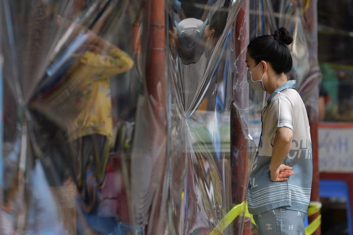 Ông Khang cho biết thêm, những quầy hàng không thiết yếu như vải, quần áo, vàng mã đã được yêu cầu tạm nghỉ để tăng không gian trong chợ.