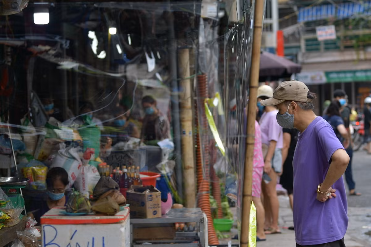 Cùng quan điểm với chị Vân Anh, bác Văn Huyên (trú tại đường Tạ Quang Bửu, phường Bách Khoa) cho rằng việc có tấm chắn giúp người mua yên tâm đứng xem hàng muốn mua được kỹ hơn.