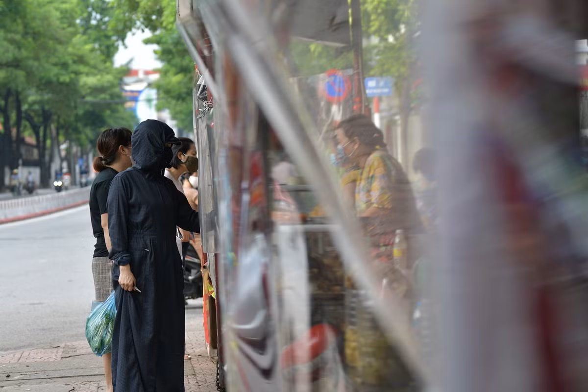 Tuy nhiên, từ khi các chợ cóc, chợ tạm phải dừng hoạt động, chợ Bách Khoa đã mở cả ngày để phục vụ người dân nên không còn cảnh dồn đi mua đồ vào sáng sớm.