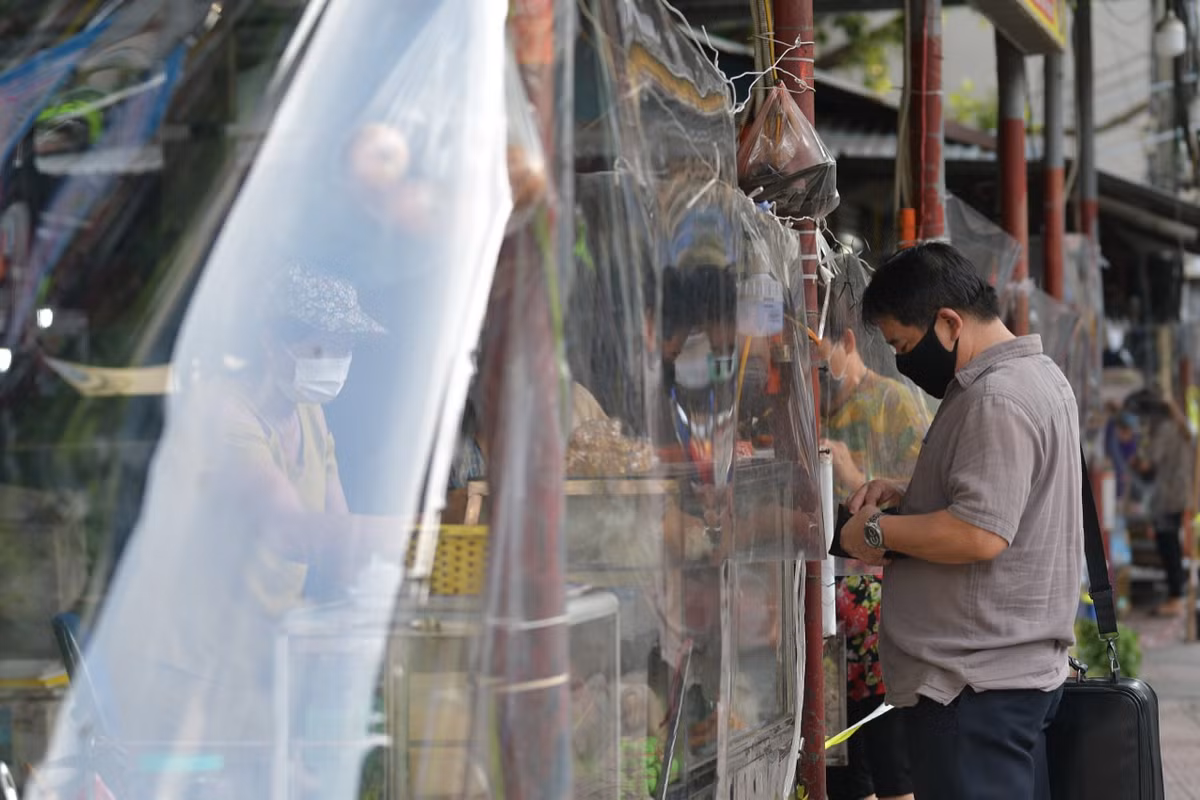 Được biết, toàn bộ chợ có khoảng 150 quầy bán hàng, khi áp dụng chia lịch thì chỉ còn khoảng 70 quầy bán hàng mỗi ngày. 