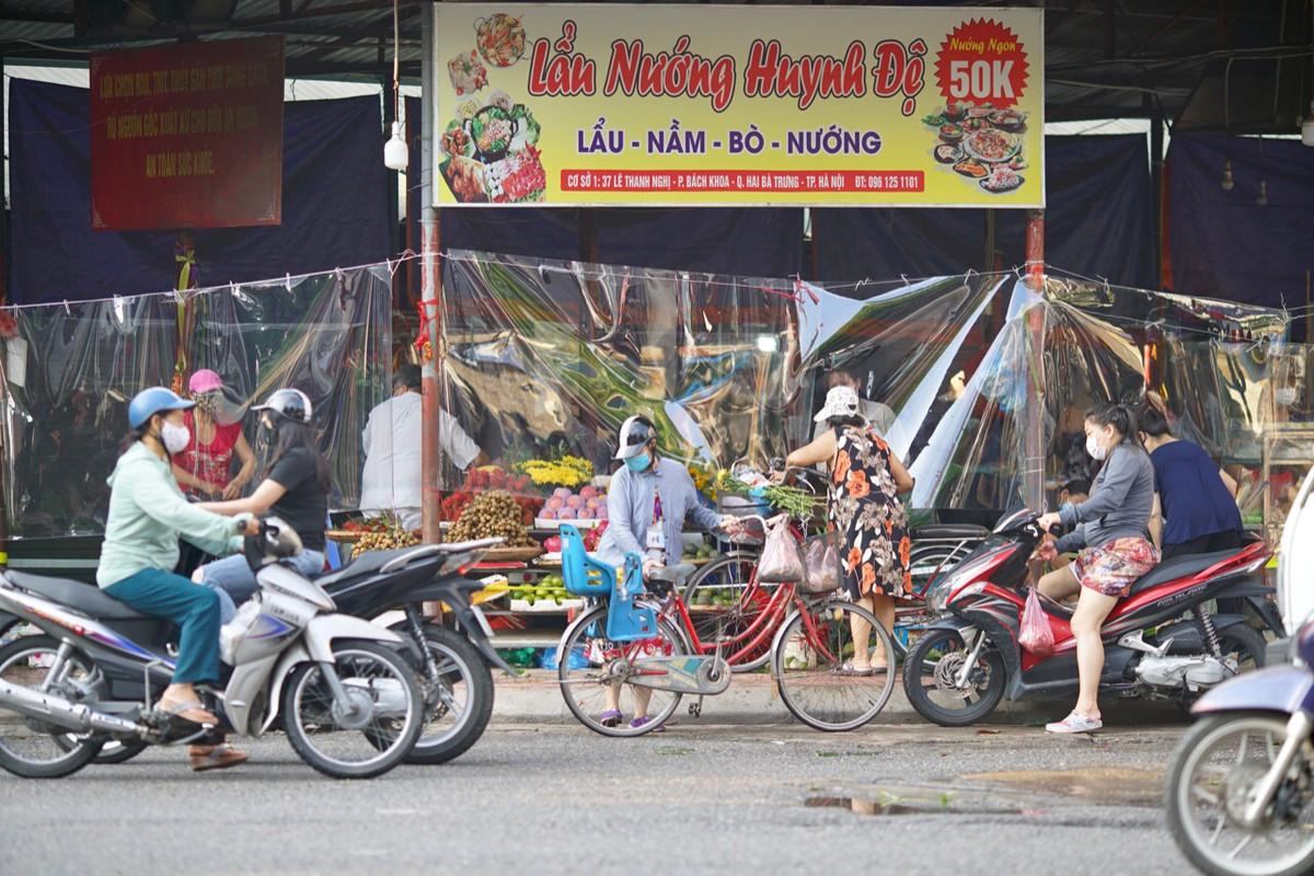 Di cho thoi COVID-19: Mua qua tam chan, ban luan phien ngay chan le