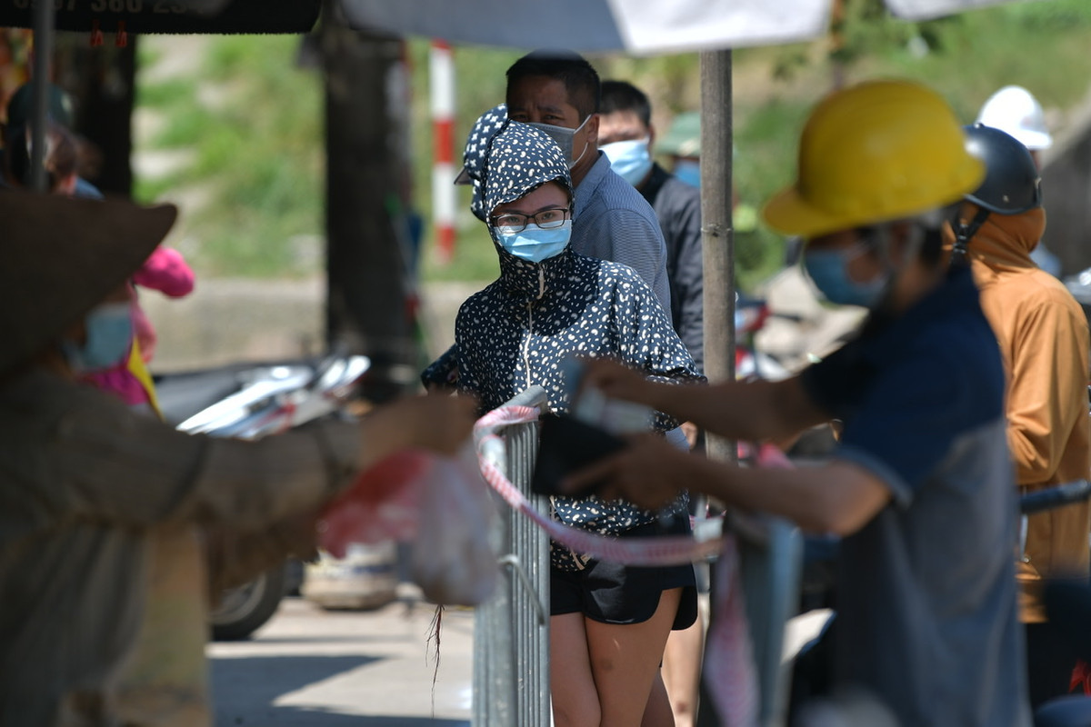 Trong khi chợ Tứ Liên phát cho mỗi hộ 5 thẻ trong 15 ngày thì chợ Yên Phụ lại hướng dẫn các tổ dân phố trên địa bàn đi chợ luân phiên 3 ngày 1 lần.