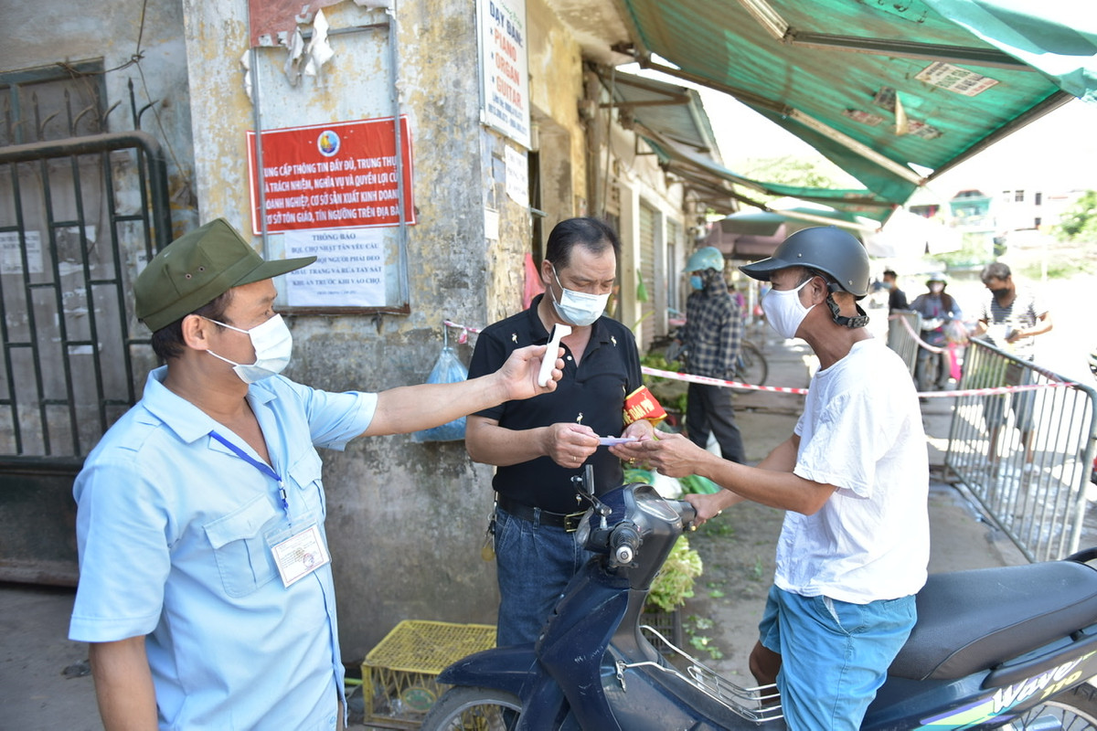 Theo ghi nhận của PV báo Tri thức và Cuộc sống, sáng nay (27/7), lượng người ra vào chợ giảm hẳn.