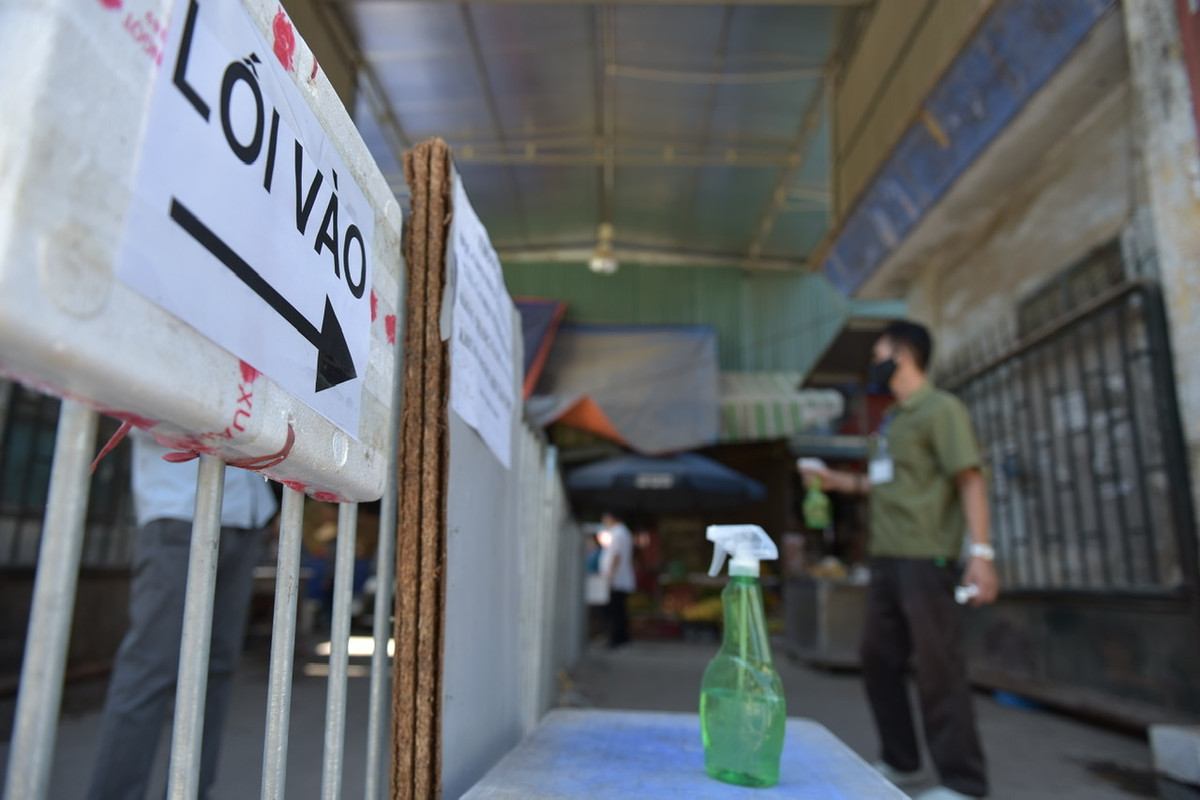 Ngoài chợ Nhật Tân, một số chợ của quận Tây Hồ như Tứ Liên, Yên Phụ cũng đã phát thẻ đi chợ.