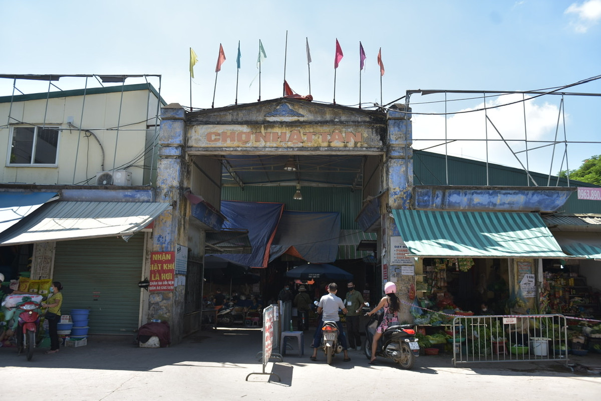 Lượng người ra vào chợ Nhật Tân giảm hẳn do phương án phát thẻ luân phiên.