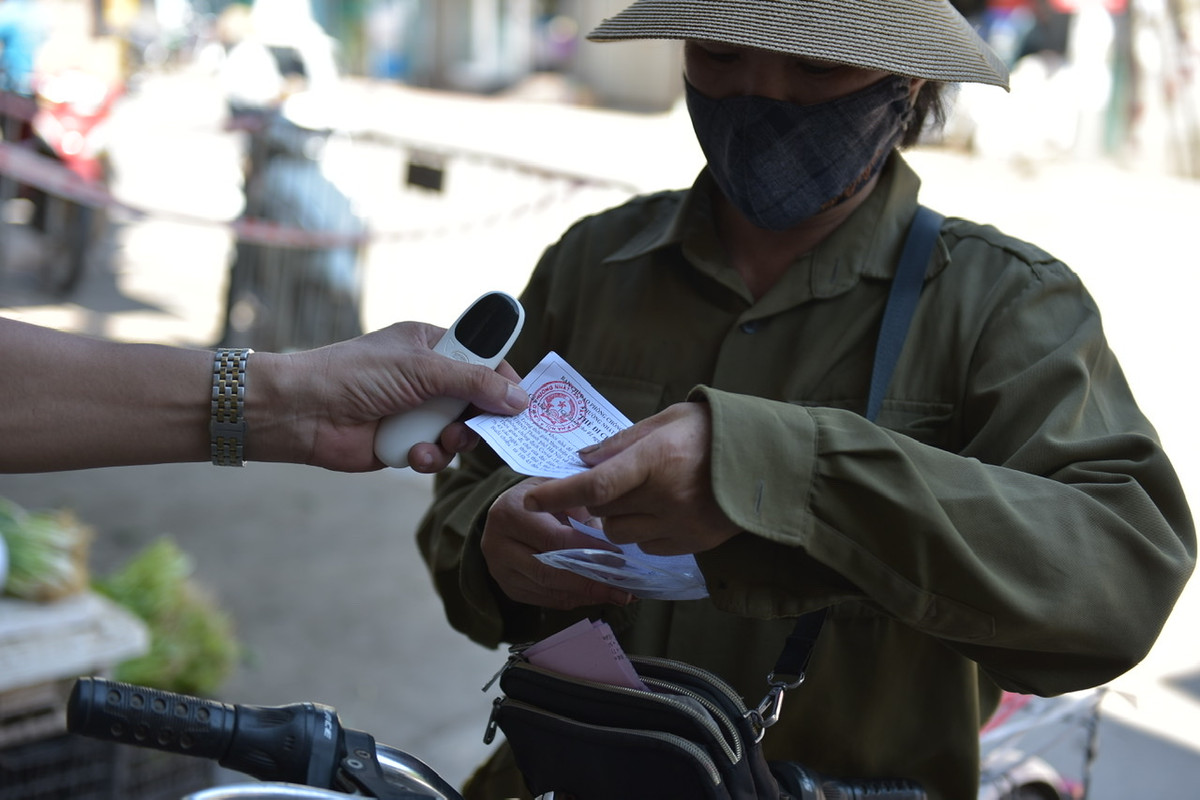 Chị Trang (phường Nhật Tân) cho biết, gia đình chị được phát 4 thẻ 1 tuần, đi chợ vào khung giờ 6h45-7h45 các buổi sáng thứ 3-5-7 và chiều Chủ Nhật.