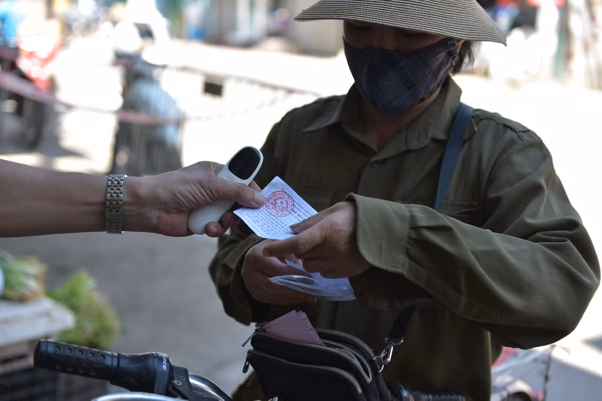 Chị Trang (phường Nhật Tân) cho biết, gia đình chị được phát 4 thẻ 1 tuần, đi chợ vào khung giờ 6h45-7h45 các buổi sáng thứ 3-5-7 và chiều Chủ Nhật.