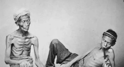 Theo như trang Qulishi (Trung Quốc), dưới thời Từ Hy thái hậu cai trị, cuộc sống của người dân ở tầng đáy xã hội có thể nói là "thấy mà kinh hoàng". Ảnh: Sức tàn phá của thuốc phiện kinh khủng tới mức nào, nhìn hai người đàn ông trong ảnh là rõ. Họ gầy tới mức da bọc dương, đến xương sườn cũng có thể thấy rõ. Hàng triệu người hút thuốc phiện bị phương Tây gọi là "Đông Á bệnh phu". Xã hội mạt Thanh dưới sự cai trị của Từ Hy không được lộng lẫy tráng lệ như trong phim truyền hình.