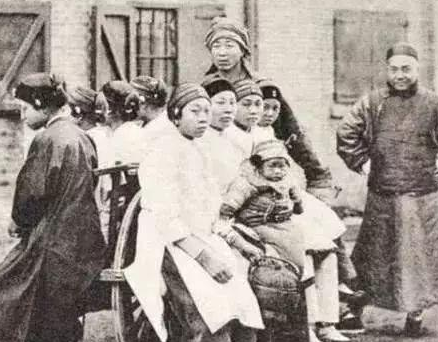 Thời mạt Thanh, cách thức di chuyển của con người tuy không chỉ có một, nhưng suy cho cùng những người được cưỡi ngựa, ngồi kiệu cũng là thiểu số. Dù là người có tiền, họ cũng sẽ dùng xe đẩy một bánh. Người đàn ông trong ảnh dùng tay đẩy tám người phụ nữ và một đứa trẻ.