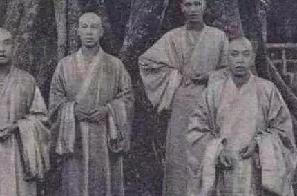 Thể hình của hoà thượng trong chùa chiền khá mập mạp. Đây là các hoà thượng trong chùa Quang Hiếu thời mạt Thanh, mặt mày đầy đặn. Nhìn vào tướng mạo, có thể thấy điều kiện sống trong chùa chắc hẳn không tệ. "Thời loạn lạc hoà thượng đóng cửa không tiếp khách", hòa thượng thời loạn, ngoài ăn chay niệm Phật ra, lòng không tạp niệm, không lo những chuyện khác.