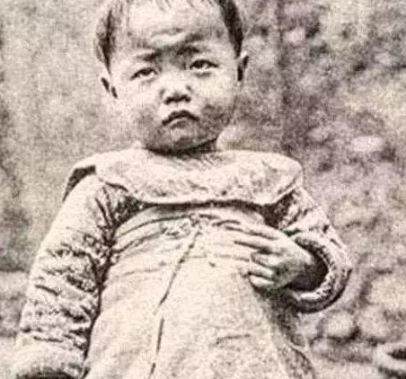 Cuộc sống của người dân ở tận cùng xã hội thời đó chẳng khác nào địa ngục trần gian. Có ai từng nghĩ thuốc phiện ban đầu là mặt hàng xa xỉ cuối cùng đã phổ biến khắp Đại Thanh. Ảnh: Đứa trẻ trong ảnh có vẻ mặt khổ sở, ánh mắt ấy quả thật rất đau buồn, nhìn vào đã thấy xót xa. Ký ức tuổi thơ có thể nói là không dám hồi tưởng, trường học quả thật là một điều quá xa vời đối với cậu bé.
