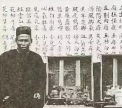 Dưới thời kỳ mạt Thanh, bệnh viện đàng hoàng hầu như là thứ không tồn tại, chủ yếu là thầy lang giang hồ hành nghề khắp nơi. Người đàn ông trong ảnh đang bày đồ hành nghề chữa bệnh, tấm bạt sau lưng viết chuyên trị những chứng bệnh khó trị, không có bệnh nào uống thuốc mà không khỏi, nhưng chắc hẳn là có yếu tố lừa đảo đằng sau.