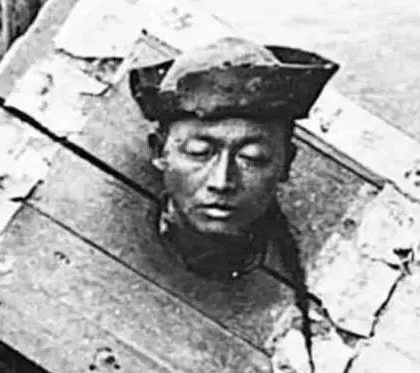 Còn đây là một bức ảnh hiếm thấy vào thời mạt Thanh, một phạm nhân nhắm mắt dưỡng thần, trông có vẻ rất điềm tĩnh. Xã hội phong kiến có thể áp dụng rất nhiều hình phạt đối với phạm nhân, đeo gông vào cổ là một trong số đó. Họ bị bắt ngồi ở đó bị phơi nắng, vài ngày sau sẽ thoi thóp hơi tàn!