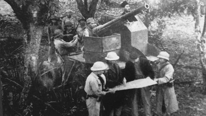 Một khẩu đội pháo của Vệ Quốc đoàn tại trận địa pháo đài Láng tháng 12/1946. Ảnh: Tư liệu TTXVN.