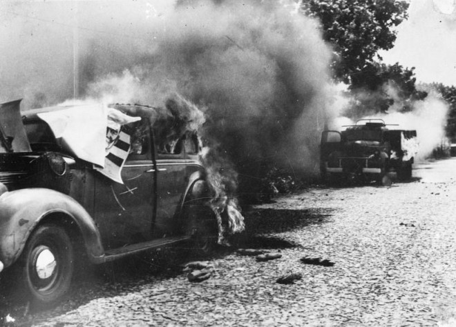 Xe của giặc bị phá hủy tại trận Giòng Dứa (Mỹ Tho). Ảnh: Tư liệu TTXVN.