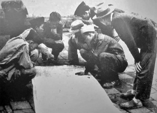 Ban chỉ huy Trung đoàn Thủ đô (sau thuộc Sư đoàn 308-Đại đoàn Quân Tiên phong) bàn kế hoạch tác chiến trong những ngày Toàn quốc kháng chiến. Sau 9 năm, cũng chính những người lính của Trung đoàn đã trở về tiếp quản Thủ đô giải phóng (ngày 10/10/1954) trong tư thế những người chiến thắng. Ảnh: Tư liệu TTXVN.