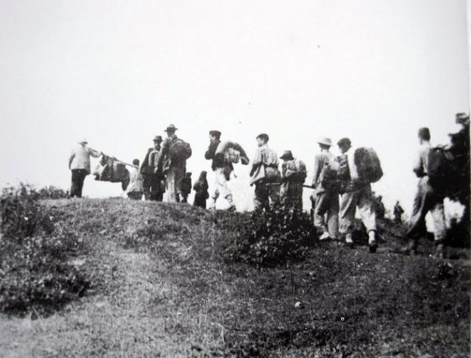 Đêm 17, rạng sáng 18/2/1947, lực lượng của Trung đoàn Thủ đô chia thành từng đơn vị nhỏ cùng nhân dân Liên khu phố I lặng lẽ đi dưới gầm cầu Long Biên, vượt sông Hồng, sông Đuống, bí mật vượt qua vòng vây an toàn lên chiến khu, kết thúc 60 ngày đêm giam chân quân Pháp trong lòng Hà Nội. Ảnh: Tư liệu/TTXVN.