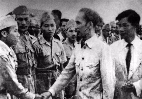 Chủ tịch Hồ Chí Minh đến thăm một đơn vị “quyết tử” của Hà Nội đầu năm 1947. Ảnh: Tư liệu TTXVN.