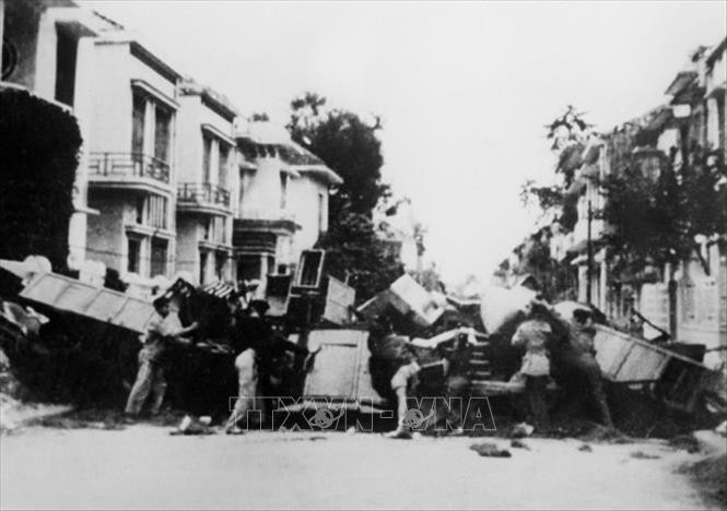 Nhân dân Thủ đô mang đồ dùng gia đình dựng chiến lũy chặn quân Pháp trên phố Mai Hắc Đế. Ảnh: Tư liệu TTXVN.