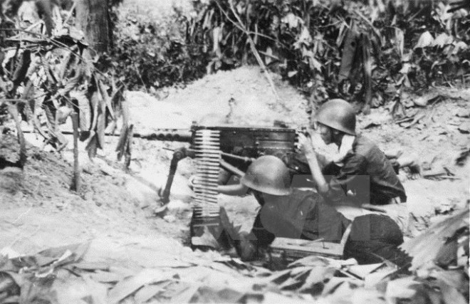 Các chiến sĩ tự vệ Thủ đô sẵn sàng chiến đấu bảo vệ từng tấc đất, từng căn nhà. Ảnh: Tư liệu TTXVN.