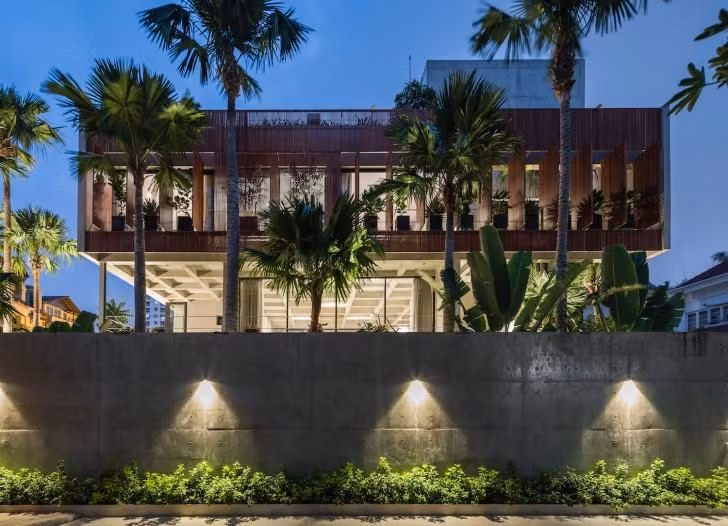 Trong ngôi nhà phần cửa chính là một nơi rất quan trọng, nó được coi là bộ mặt của ngôi nhà. Với các yếu tố kể trên, ngôi nhà của bạn đã hợp phong thủy chưa? Nếu chưa bạn hãy tìm cách khắc phục để đảm bảo cuộc sống tốt nhất cho cả nhà nhé. (*Thông tin chỉ mang tính tham khảo).