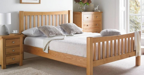 Do khi ngủ, cơ thể sẽ hấp thụ năng lượng, không khí xung quanh. Nếu gấm giường không thông thoáng thì không khí sẽ ứ đọng, không lưu thông một cách tự nhiên. Ngoài ra, các vật đặt dưới gầm giường lâu ngày sẽ bám nhiều bụi bẩn, bị ẩm mốc, khiến không khí không được trong lành.