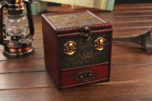  Cách đặt "hộp kho báu" dưới gầm giường: "Hộp kho báu" là vật giúp mỗi người gửi gắm mong ước, ý định cụ thể của mình. Hộp được làm bằng gỗ sẽ mang đến sự sinh sôi nảy nở. Chiếc hộp này thích hợp với nhưng đôi vợ chồng đang mong con cái.