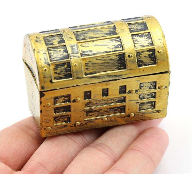 Hộp làm bằng các chất liệu quý như vàng, bạc, đá quý sẽ mang đến sự giàu sang. Hộp làm bằng đất sẽ mang lại công danh, quyền lực... Nếu muốn cầu tiền tài, bạn hãy đặt vào đó các loại hóa đơn, đồ trang sức bằng vàng, bạc... Lưu ý, tuyệt đối không được đặt đồng xu.