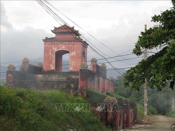 Cổng Tây thành cổ Diên Khánh. Thành cổ Diên Khánh là một trong những di tích lịch sử cấp Quốc gia của tỉnh Khánh Hòa, thu hút người dân và du khách đến tham quan, nghiên cứu và học tâp. Năm 2010, di tích này đã được trùng tu với quy mô lớn để gìn giữ lâu dài cho các thế hệ mai sau.