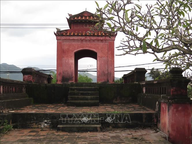 Lầu tứ giác có mỗi cạnh 3,30 m với 4 cửa rộng 1,30 m cao 2,5 m, trên cùng là cổ lầu có mái uốn cong lợp ngói âm dương; cổ lầu cao 4,1 m so với nền; hai bên lầu tứ giác được xây lan can cao 0,85 m được xây dựng trên các cổng thành của hệ thống thành cổ Diên Khánh.