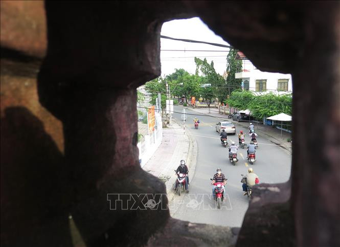 Một góc thị trấn Diên Khánh nhìn từ lan can cổng Tây của thành cổ Diên Khánh.