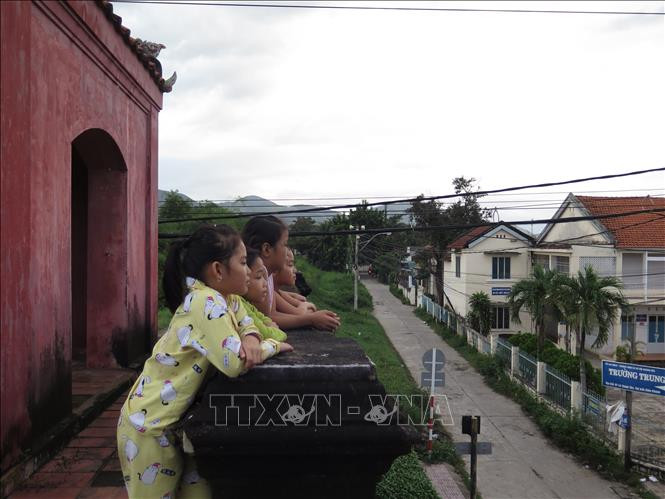 Cửa Đông thành cổ Diên Khánh được các em nhỏ trong khu vực chọn là điểm đến tham quan, học tập về các kiến thức lịch sử của địa phương.