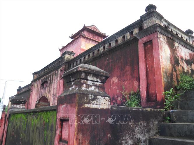 Rêu xanh phủ khắp tường, cổng thành Diên Khánh.