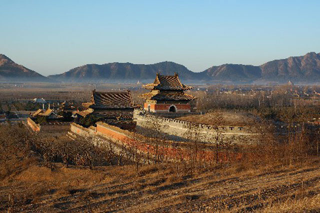 Trong quá trình đào bới, thi thể vua Đồng Trị đã mục nát theo thời gian, nhưng thi thể của Hiếu Triết Nghị hoàng hậu vẫn còn nguyên vẹn. Khi mộ tặc mổ bụng bà ra, thấy ruột vẫn còn nguyên dạng liền được một phen sợ chết khiếp.