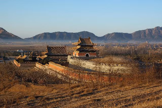 Trong quá trình đào bới, thi thể vua Đồng Trị đã mục nát theo thời gian, nhưng thi thể của Hiếu Triết Nghị hoàng hậu vẫn còn nguyên vẹn. Khi mộ tặc mổ bụng bà ra, thấy ruột vẫn còn nguyên dạng liền được một phen sợ chết khiếp.