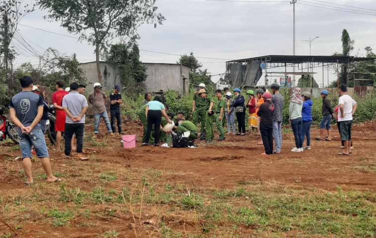 Mo bao nylon o thung rac thay thi the tre so sinh, nguoi nhat ve chai 