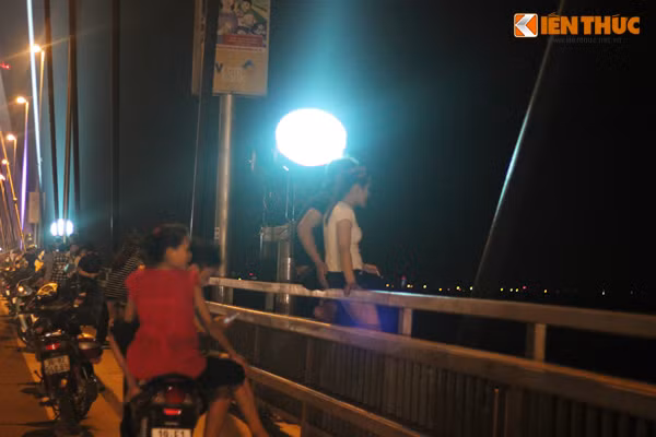 Hành động ngồi lên thành cầu Nhật Tân của các cặp đôi rất nguy hiểm vì họ có thể bị rơi xuống sông Hồng bất cứ lúc nào. Thế nhưng, dường như với các cặp đôi khi được ở cạnh nhau thì mọi nỗi sợ hãi đều bị sức mạnh của tình yêu làm cho lu mờ ?