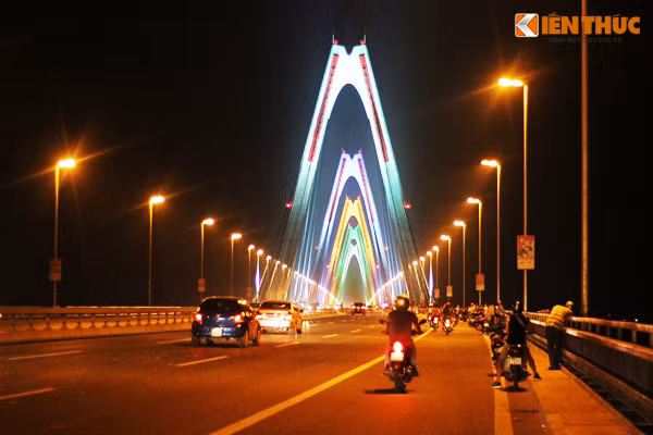 Theo ghi nhận của Kiến Thức, thời gian gần đây lại xảy ra tình trạng rất nhiều bạn trẻ phóng xe máy lên cầu Nhật Tân (Hà Nội) rồi ngồi vắt vẻo tâm sự, hóng mát khi màn đêm xuống rất nguy hiểm.