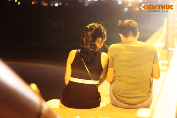 Một số cặp đôi khác còn liều mình leo hẳn ra ngoài khu vực lan can cầu để chứng tỏ với người khác rằng: "Ta đây không sợ chết"?