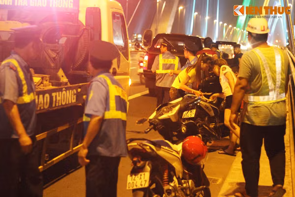 Trước tình trạng đang diễn ra, đến khoảng 21h cùng ngày, Đội Thanh tra giao thông huyện Đông Anh (Hà Nội) phối hợp với ban quản lý cầu Nhật Tân đồng loạt ra quân và xử lý rất nhiều trường hợp vi phạm dừng đỗ xe máy trên cầu Nhật Tân. Trao đổi với PV Kiến Thức, ông Lê Thanh Điểm - Đội trưởng Đội TTGT huyện Đông Anh cho biết: "Nhiều ngày nay, chúng tôi ra quân phối hợp với các đơn vị chức năng xử lý những trường hợp vi phạm dừng đỗ xe gây hỗn loạn giao thông trên cầu Nhật Tân vào ban đêm. Quá trình kiểm tra và xử lý thấy, những trường hợp vi phạm chủ yếu là người điều khiển xe máy dừng đỗ xe trên cầu. Từ đợt ra quân, tình trạng người dừng đỗ xe trên cầu giảm xuống đáng kể".