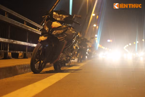 Trong khi đó, hàng loạt xe máy được dựng xếp nối đuôi nhau thành hàng dài hai bên cầu.