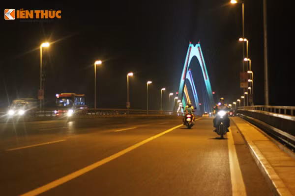 Rất nhiều người lên cầu hóng mát lo sợ phải mất quãng đường xa đi vòng sang phía đầu cầu bên kia mới quay lại được nên họ bất chấp nguy hiểm, phóng xe ngược chiều.