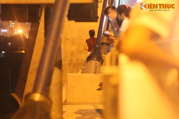 Nhiều cô gái cũng bắt chước leo ra ngoài thành cầu vô cùng nguy hiểm, phản cảm.